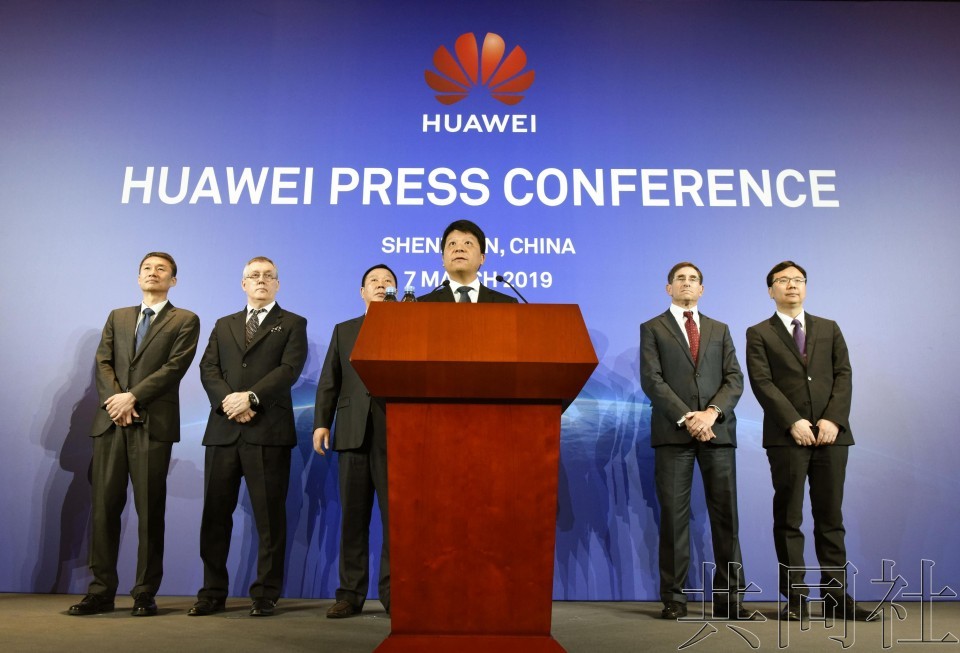 華為副董事長兼輪值董事長郭平等人舉行記者會，指出美國並未出示禁用華為產品的證據。（圖源：共同社）