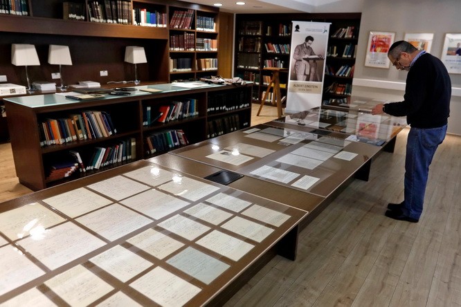 為了慶祝愛因斯坦140歲生日到來，希伯來大學公開展出他的110份手稿。（圖源：互聯網）