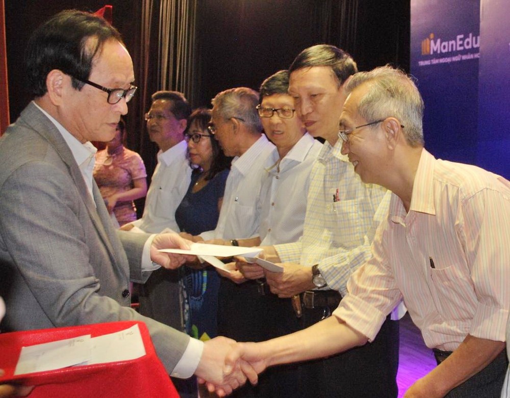 萬盛發集團代表張豐裕向華文教師 贈送醫保卡代金。