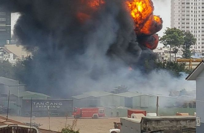 火警現場火勢猛烈，濃煙滾滾直衝天際。（圖源：視頻截圖）