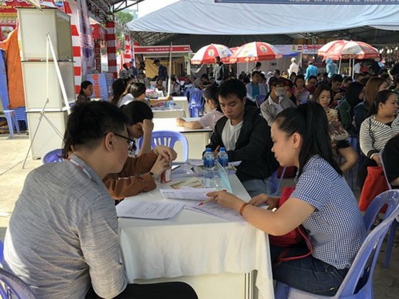 勞工在市就業勞務中心組辦的就業平台尋找工作。