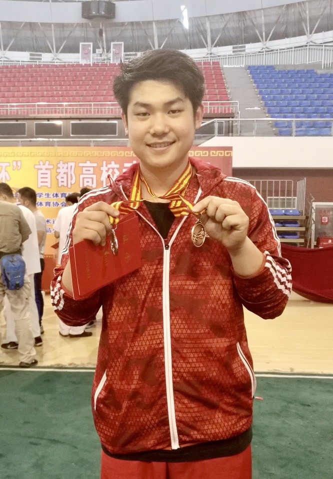 黃嘉良展示奪得的獎牌。