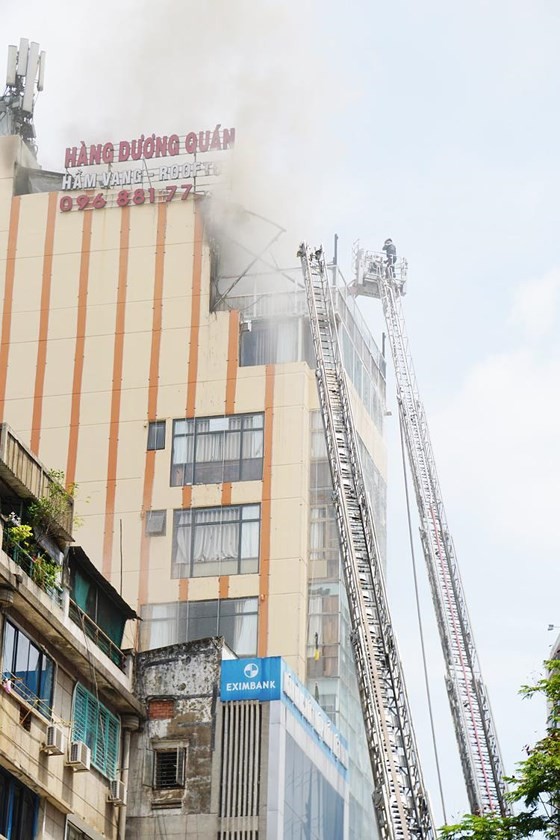 消防隊聞訊後趕抵現場，使用雲梯車迅速展開滅火和營救行動。（圖源：黃雄）