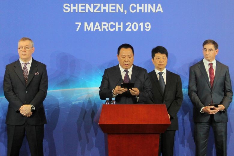 華為領導人在深圳召開新聞發佈會。（圖源：路透社）