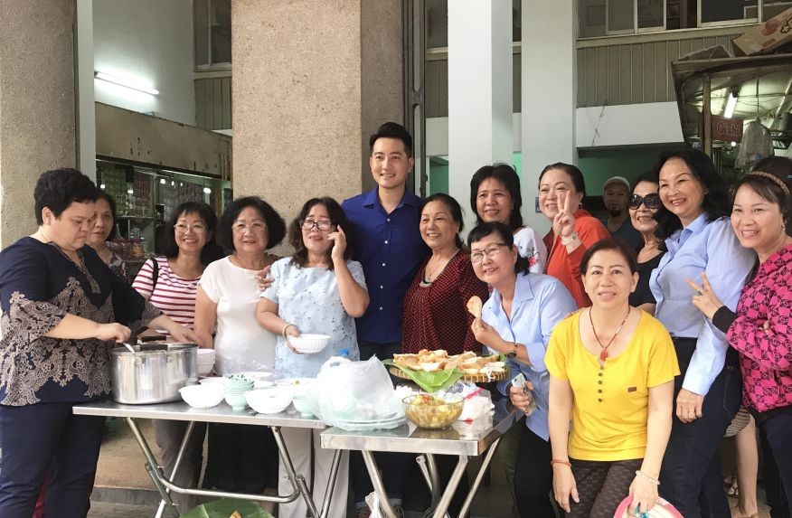 群眾品嚐由阮飛雄烹飪的牛肉美食。