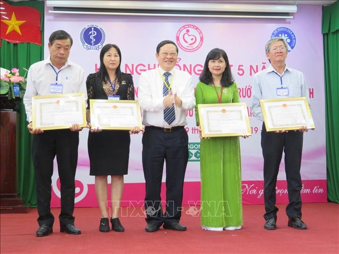 芹苴市產育醫院領導向對產前與初生篩查和診斷工作有貢獻的醫生和醫療單位頒贈獎狀。（圖源：越通社）