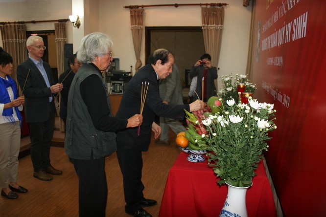 越南作家協會領導上香緬懷文學家、新聞工作者、烈士楊氏春貴。（圖源：友都）