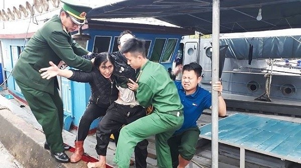 職能力量護送受傷者上岸。（圖源：景慧）