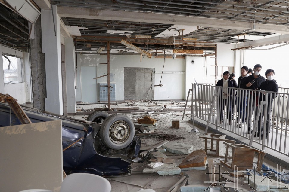 遭受海嘯侵襲成為“震災遺址”的宮城縣立氣仙沼向洋高中的舊校舍(氣仙沼市)從10日開始向普通民眾開放參觀。（圖源：共同社）