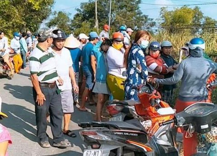 眾多人們聞訊後趕到案發現場圍觀看熱鬧，紛紛議論。（圖源：公理）