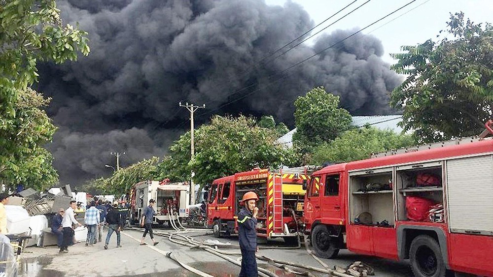 市消防警察力量正在平盛郡一生產單位進行救火。