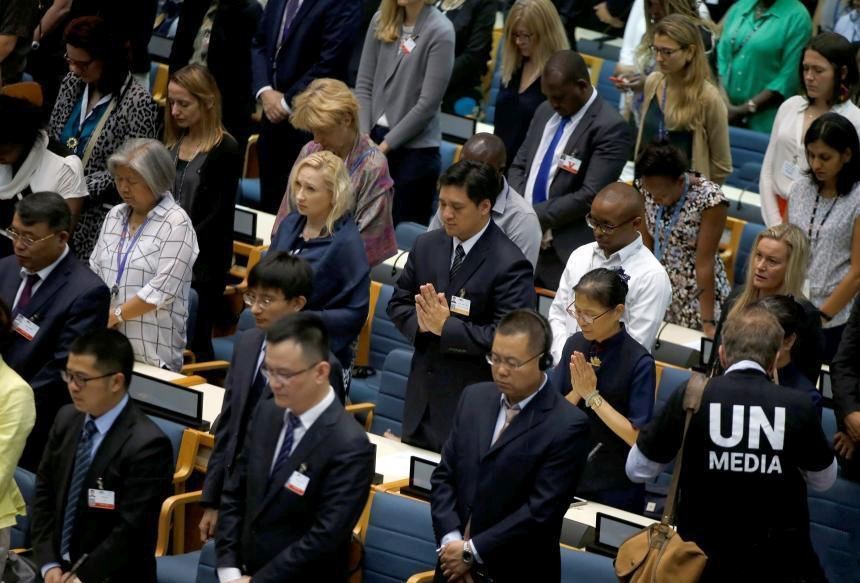 聯合國環境規劃署世界環境論壇代表為埃塞墜機事件逝者默哀。（圖源：互聯網）