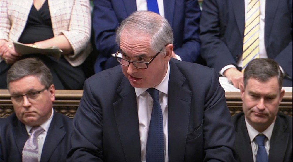 當地時間12日，就英國首相特蕾莎‧梅與歐盟達成的最新方案，英國司法部長傑弗里‧考克斯（前中）發表了其法律建議。（圖源：AP）