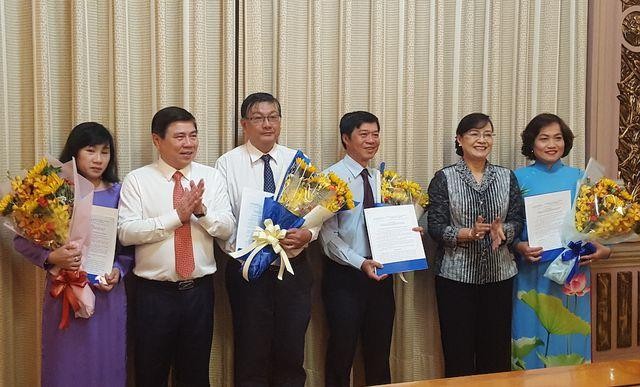 市領導祝賀各位新就職幹部。（圖源：VOV）