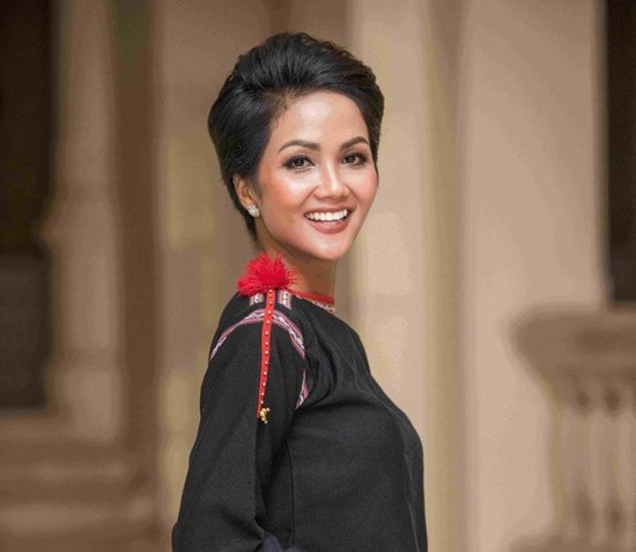 2018年越南十大模範青年榜首是越南環球小姐赫姮妮依，27歲，文化與藝術領域，她積極地參加全國各地志願活動及與愛滋病患者同行計劃。（圖源：互聯網）