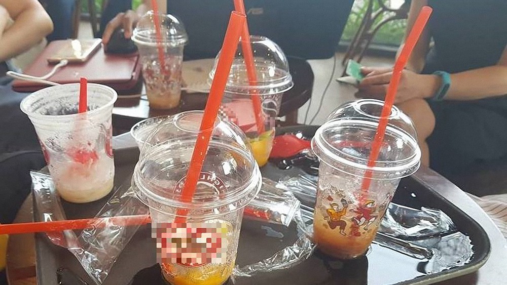 若干飲食店為當場品嚐的食客提供塑料杯、塑料匙和塑料吸管等。
