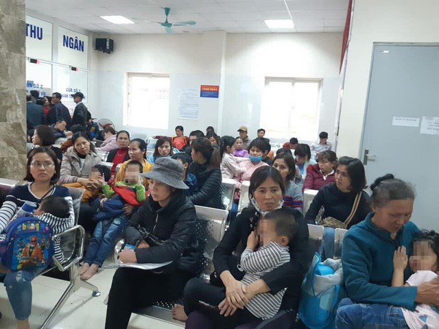 北寧省清康幼兒園的320多名學生於昨(15)日蜂擁來到河內以進行血液和糞便檢驗，尋找絛蟲抗體。（圖源：玉秀）