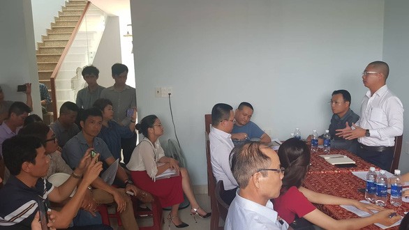 數百名民眾昨(15)日前往峴港市的黃一南不動產勞務股份公司辦事處，要求解決購買地皮者的權利。（圖源：Đ.C）