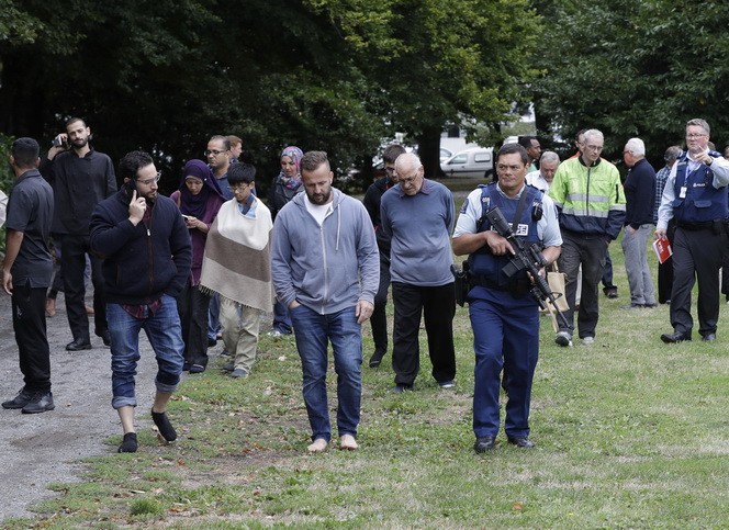 警察帶領民眾離開遭恐襲教堂。（圖源：AAP）