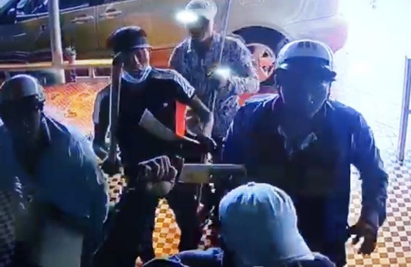 一夥歹徒手持長刀闖進阿T的咖啡店搗亂。（圖源：監控視頻截圖）