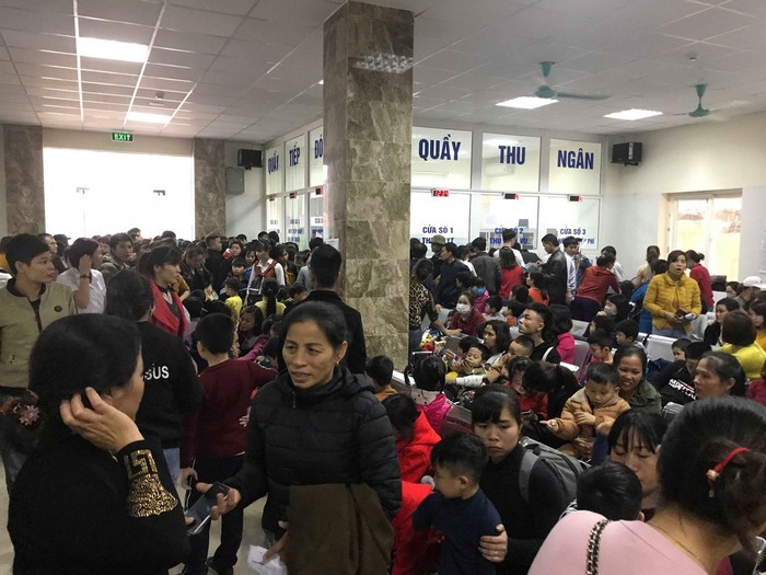 數百家庭送其孩子前往中央瘧疾、昆蟲與寄生蟲院排隊等待做絛蟲檢驗。（圖源：定阮）