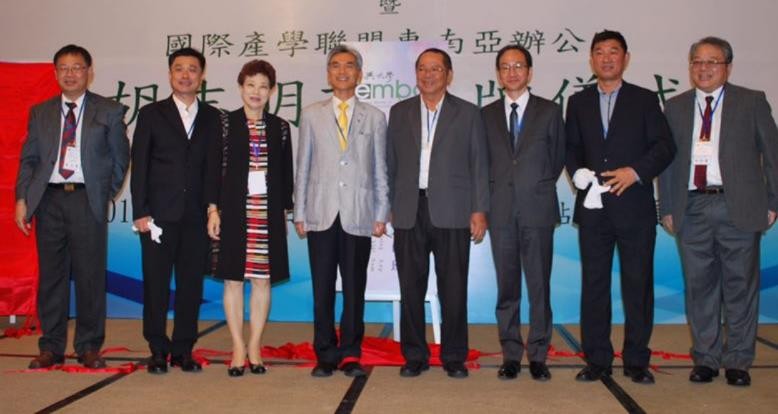 圖為EMBA越南台商專班以及產學聯盟東南亞辦公室胡志明市揭牌儀式。