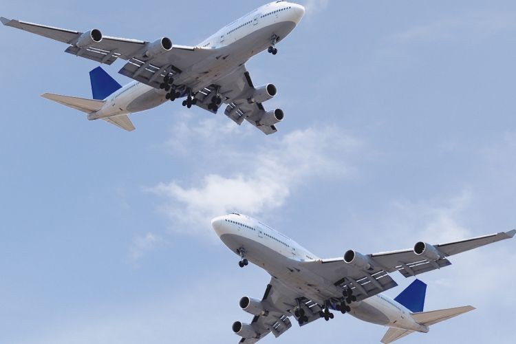 從本市飛往巴黎的編號AF253飛機和從阿布扎比飛往加德滿都的編號EY290的飛機在印度上空險迎面相撞。（示意圖源：田升）