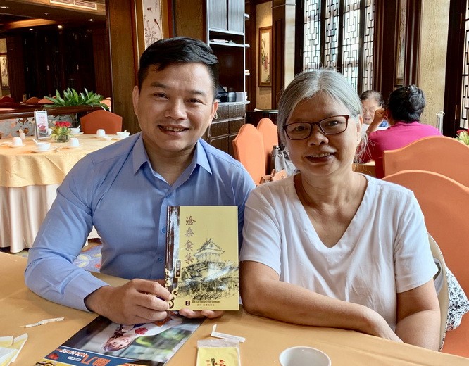 作者向李蘭作家（右）贈送《滄桑彙集》。