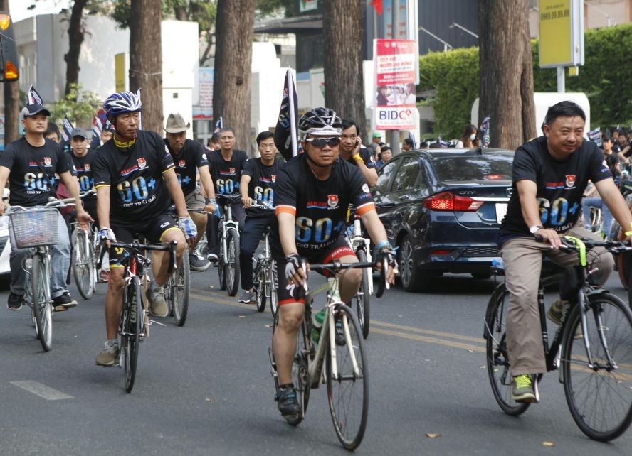 騎車宣傳地球１小時活動。（圖源：越通社）