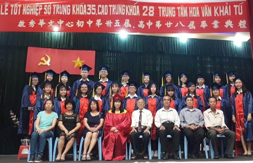 啟秀華文中心初高中畢業典禮師生合照。