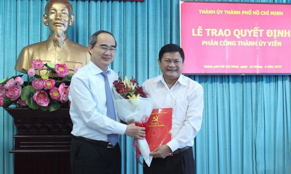 市委書記阮善仁向黃革命同志（右）頒授出任市委組織處常務副主任職務《決定》。（圖源：梅花）