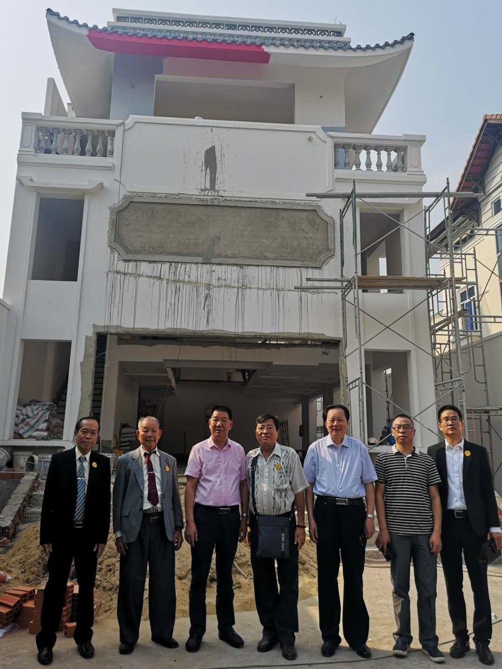 世界何氏總會代表團與本市 何氏理監事在何氏新祠址工地合照。