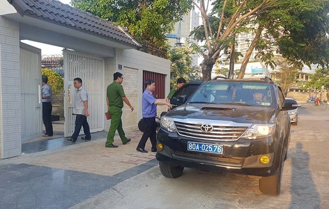 公安部調查隊的汽車停在峴港市財政廳原廳長阮清創的私寓前下車走進大門進行搜查。（圖源：VTC News）