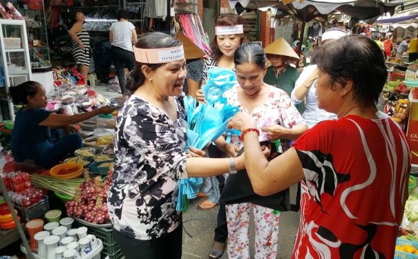 蓮池街市管委會與街市婦女會配合向消費者免費派發環保袋。