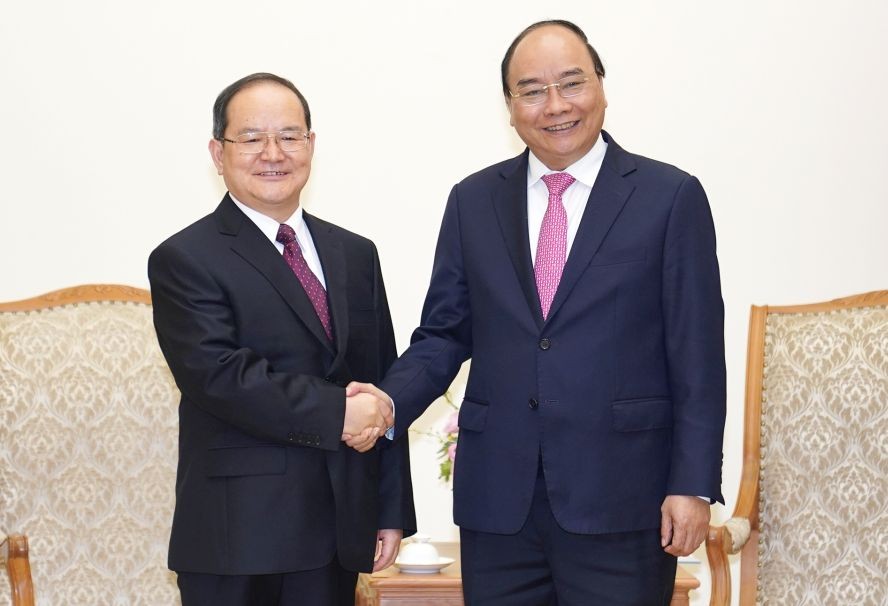政府總理阮春福（右）接見中國廣西省壯族自治區黨委書記鹿心社。（圖源：光孝）