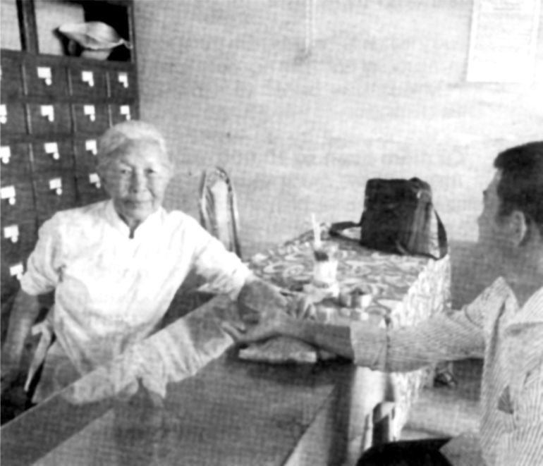 阮玉女醫師正在為病人診病。