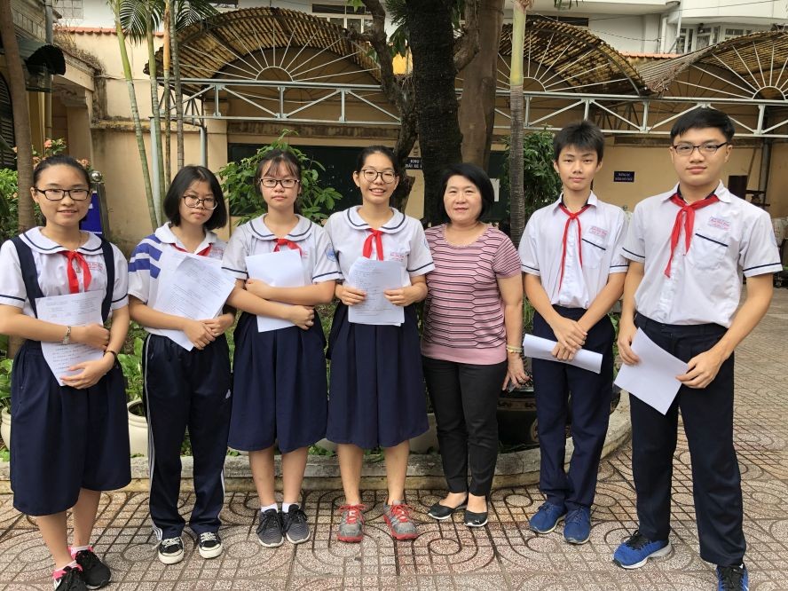 麥劍雄學校湯艾琪老師與考取九年級優秀生合影。