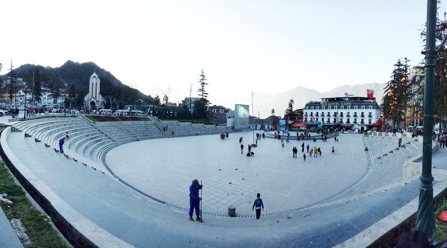 沙巴廣場，左邊便是歷史悠久的石教堂。