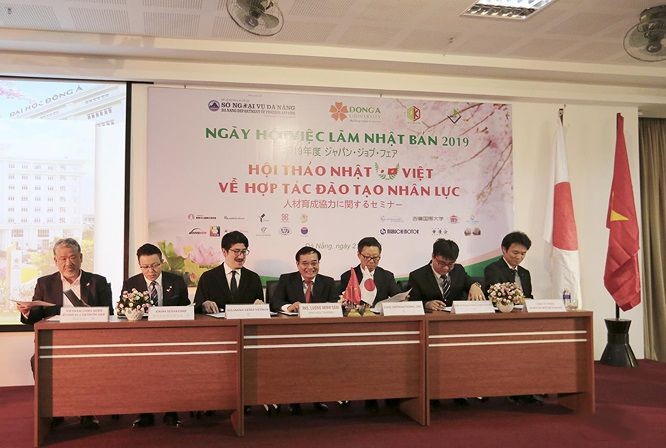 東亞大學與日本各集團企業代表簽訂同意錄取赴日本實習與工作的協議。（圖源：VietTimes）