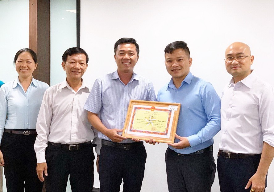 第五郡文化中心領導班子向萬盛發集團代表轉交獎狀。