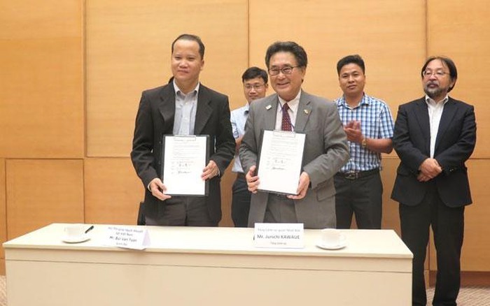 日本駐本市總領事Junichi Kawaue(前右)與平福省蒲登縣醫療中心代表簽署體能康復科新建項目無償援助協議。（圖源：黃廉）