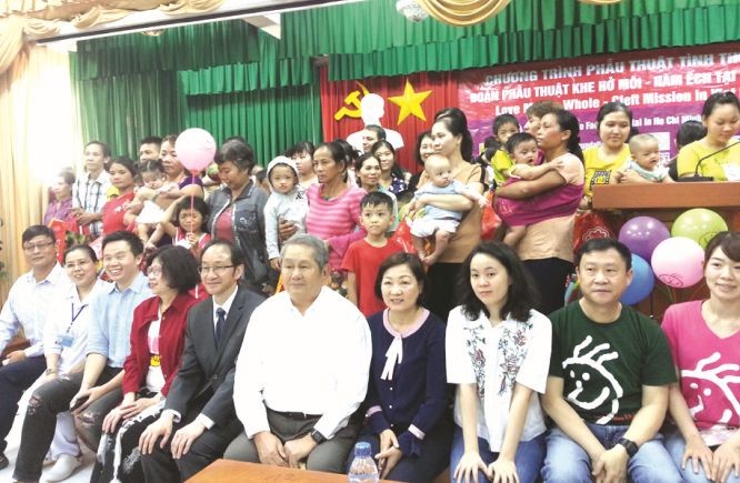 越、台、德醫療團醫護人員和病人家屬出席美容義診報告會。