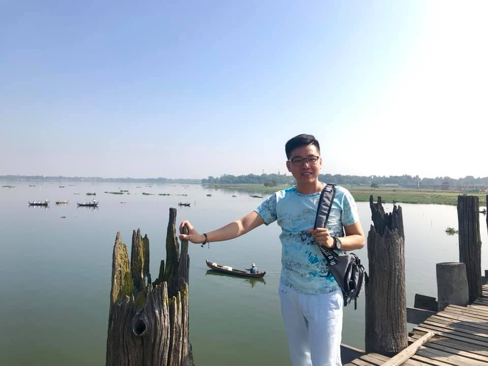 作者在情人橋上留影。