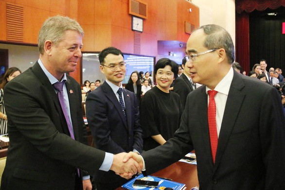 市委書記阮善仁與外企交流。（圖源：玉顯）