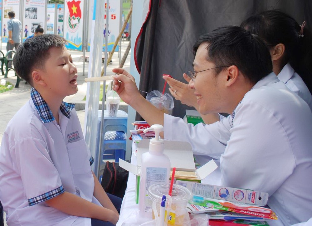 醫生為民眾檢查牙齒。