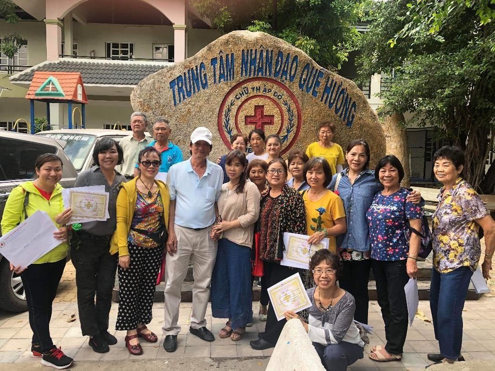 該中心主任黃小香向第五郡文化中心養生俱樂部代表團致送感謝書。