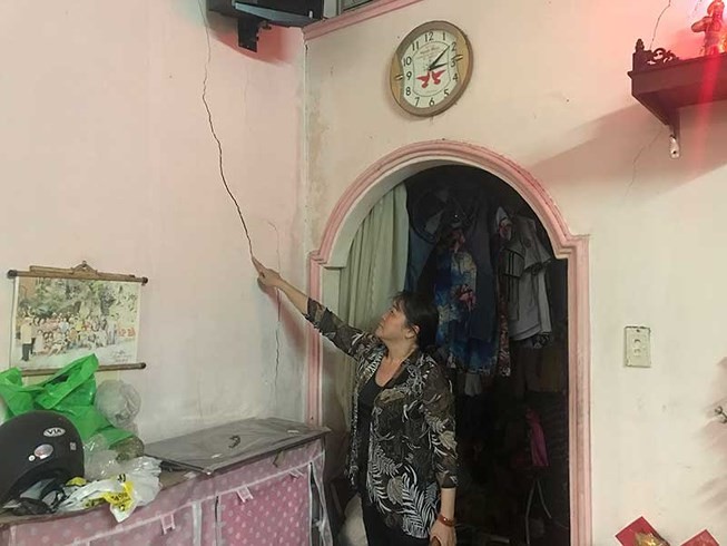 阮氏碧鸞的住房牆壁龜裂和損壞，但仍未獲得鄰居賠償。
