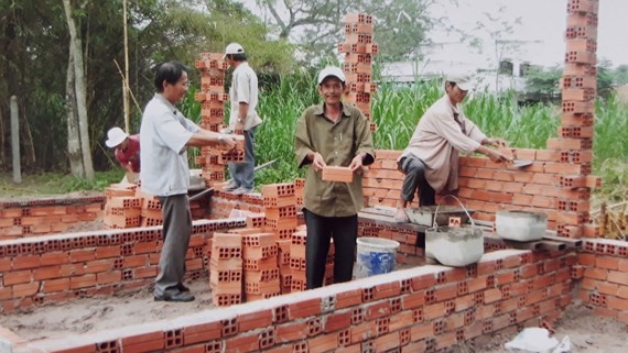 勇敢連隊原青年突擊隊隊員攜手合力為隊友建設溫情屋。