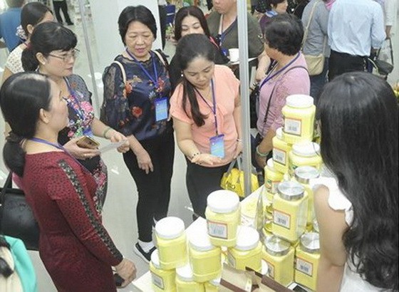 企業參加本市與各省市商品供需連結會議。