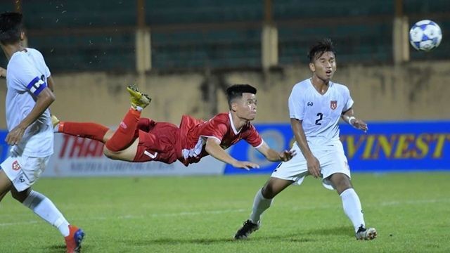 越南球員俯身頭球。（圖源：互聯網）